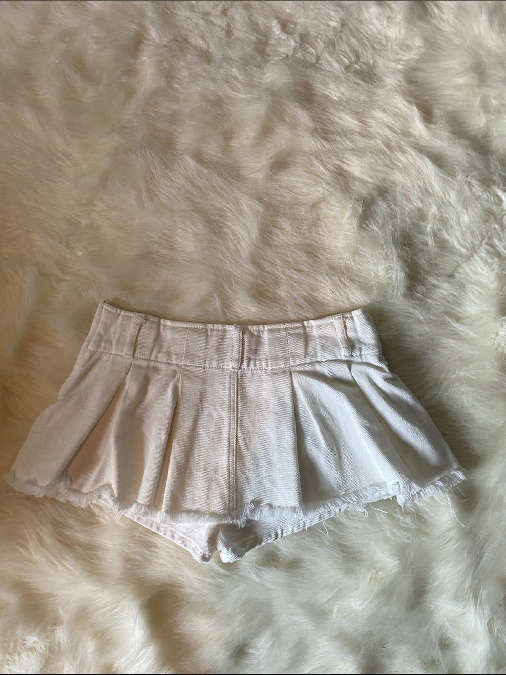 Edikted White Pleated Mini Skort with Frayed Hem - Picture 4 of 5